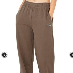 ALO ACCOLADE STRAIGHT SWEATPANTS  HOT COCA